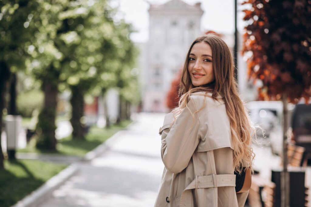 joven-hermosa-mujer-caminando-parque