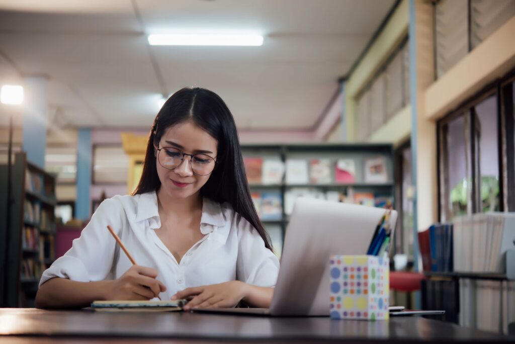 jovenes-estudiantes-aprendiendo-bibliotecas-estanterias